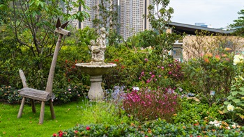 在公园各处的季节性植物间，放置了一些小型雕塑和艺术品，用以营造亲切的园林环境。